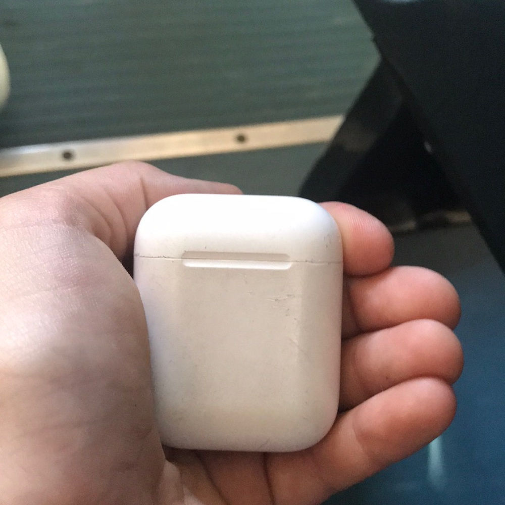 USED AIRPODS CHARGING CASE